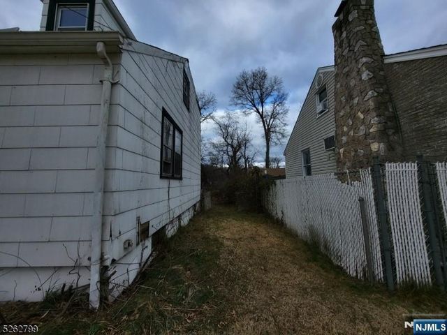 33 Riveredge Drive, Fairfield, NJ 07004