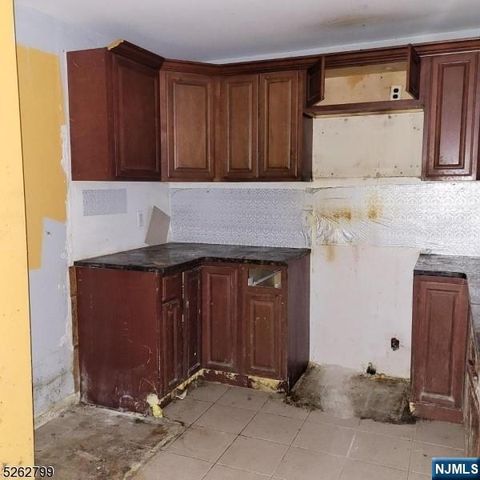 33 Riveredge Drive, Fairfield, NJ 07004