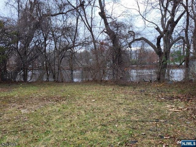 33 Riveredge Drive, Fairfield, NJ 07004