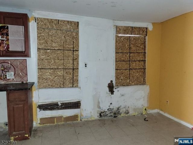 33 Riveredge Drive, Fairfield, NJ 07004