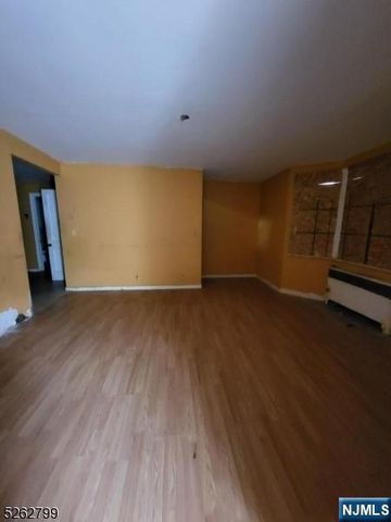 33 Riveredge Drive, Fairfield, NJ 07004