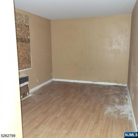 33 Riveredge Drive, Fairfield, NJ 07004