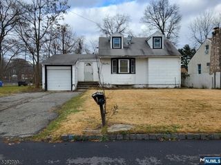 33 Riveredge Drive, Fairfield, NJ 07004