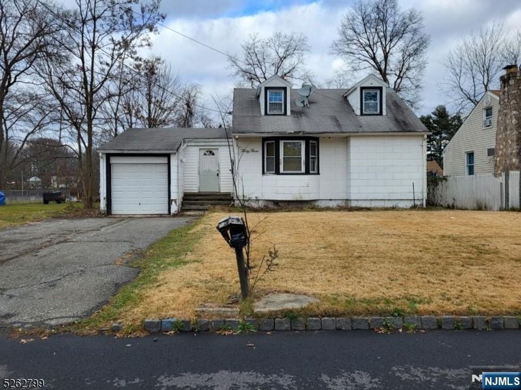 33 Riveredge Drive, Fairfield, NJ 07004