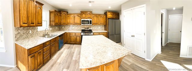 319 Tribute Trail, Chouteau, OK 74337