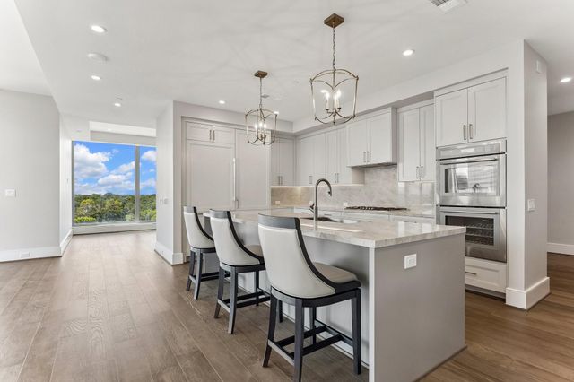 5656 San Felipe 701, Houston, TX 77056