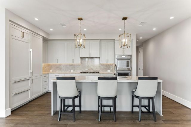 5656 San Felipe 701, Houston, TX 77056