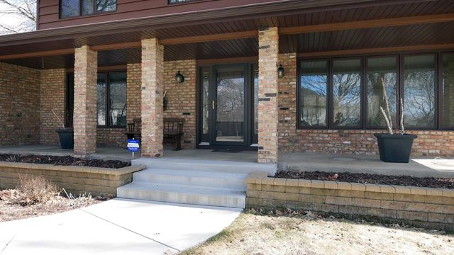 6000 Timberglade Circle, Bloomington, MN 55438