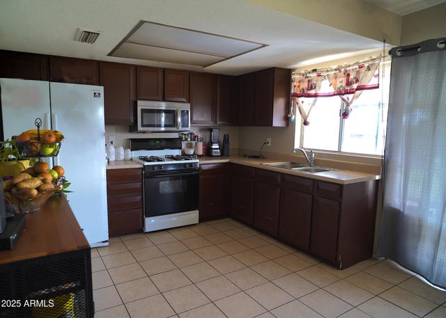 8933 W ROMA Avenue, Phoenix, AZ 85037