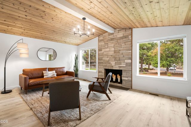 61573 Twin Lakes Loop, Bend, OR 97702