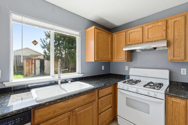 1623 Hudson Avenue, Tulare, CA 93274