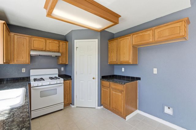 1623 Hudson Avenue, Tulare, CA 93274