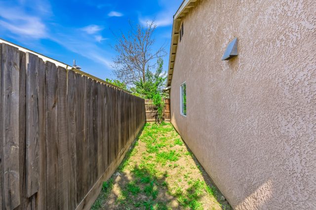 1623 Hudson Avenue, Tulare, CA 93274