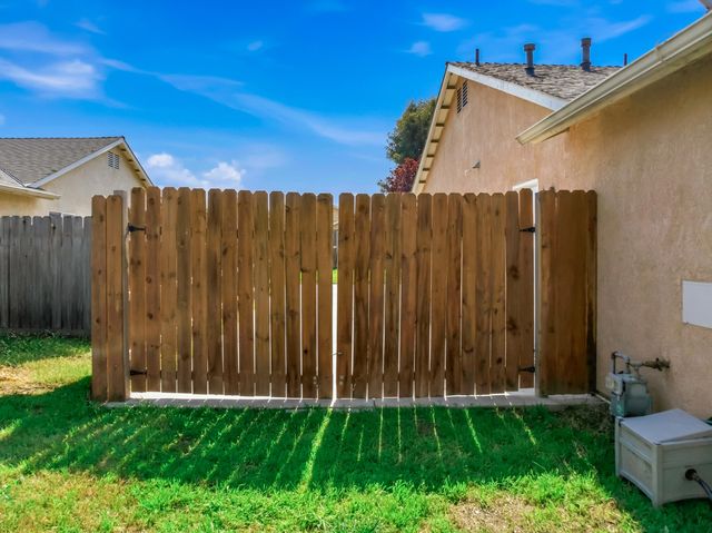1623 Hudson Avenue, Tulare, CA 93274