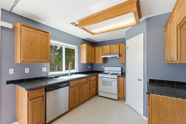 1623 Hudson Avenue, Tulare, CA 93274