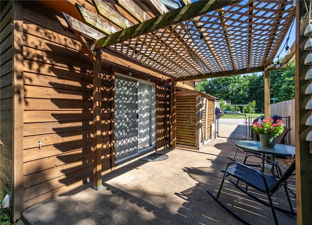 215 E Granite Street, Siloam Springs, AR 72761