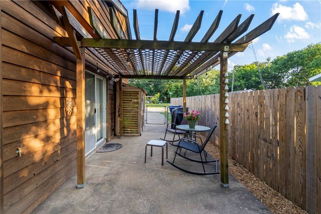 215 E Granite Street, Siloam Springs, AR 72761