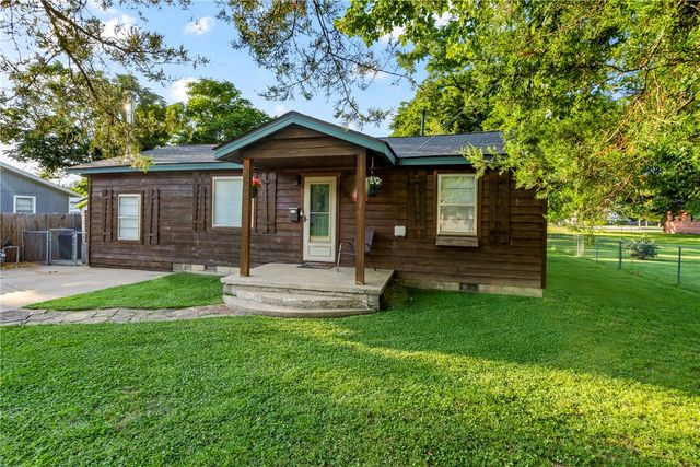 215 E Granite Street, Siloam Springs, AR 72761