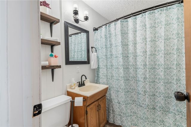 215 E Granite Street, Siloam Springs, AR 72761