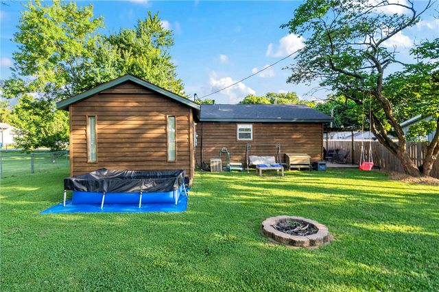 215 E Granite Street, Siloam Springs, AR 72761