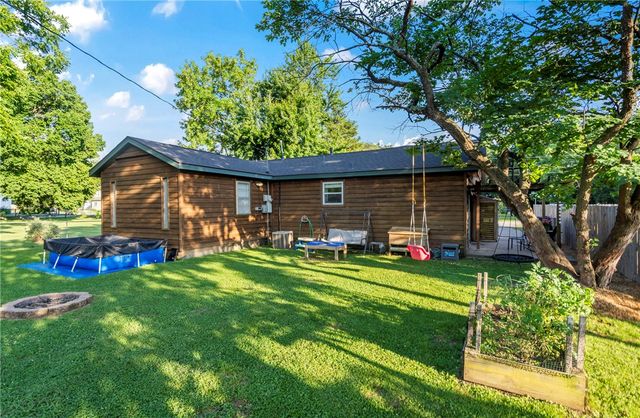 215 E Granite Street, Siloam Springs, AR 72761
