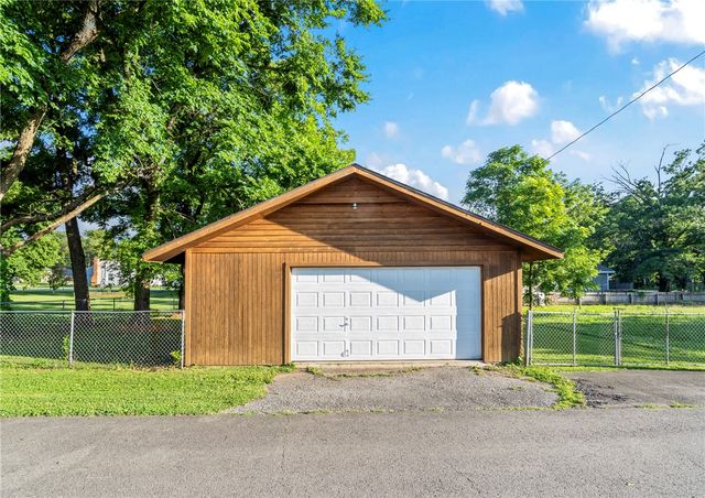 215 E Granite Street, Siloam Springs, AR 72761