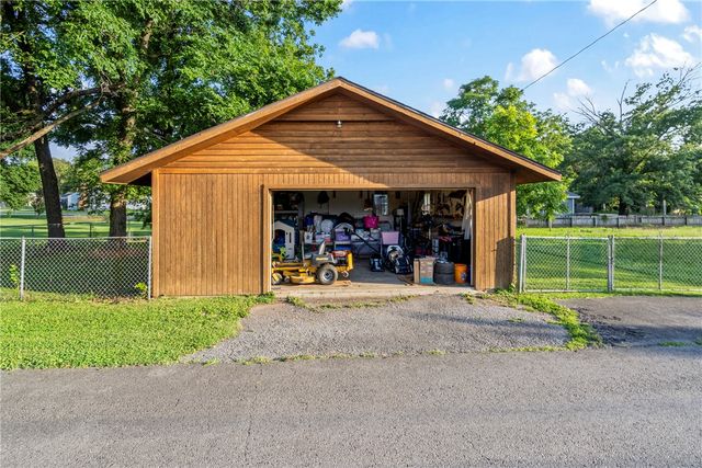 215 E Granite Street, Siloam Springs, AR 72761
