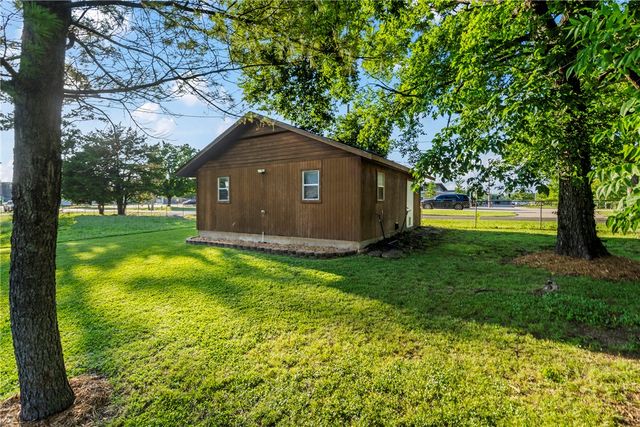 215 E Granite Street, Siloam Springs, AR 72761