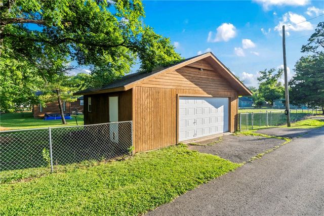 215 E Granite Street, Siloam Springs, AR 72761