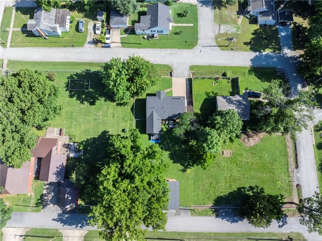 215 E Granite Street, Siloam Springs, AR 72761