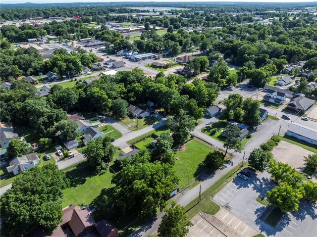 215 E Granite Street, Siloam Springs, AR 72761