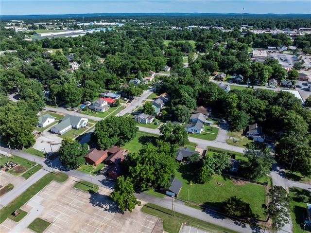 215 E Granite Street, Siloam Springs, AR 72761