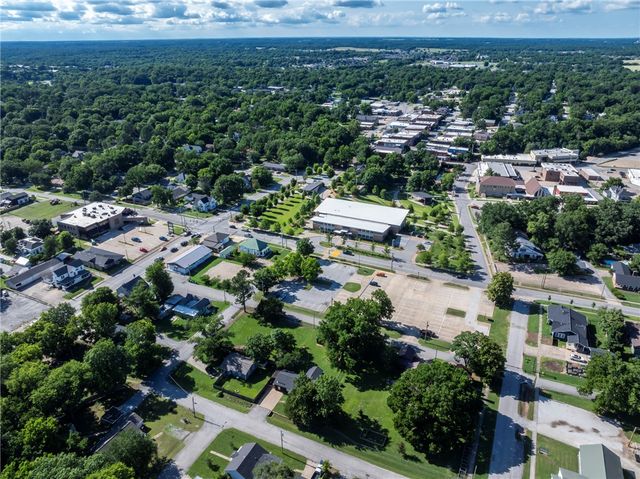 215 E Granite Street, Siloam Springs, AR 72761