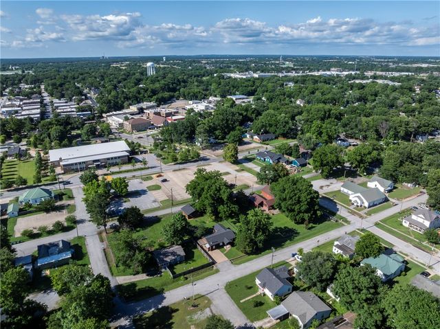 215 E Granite Street, Siloam Springs, AR 72761