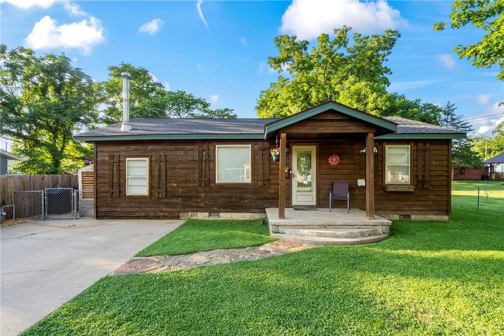 215 E Granite Street, Siloam Springs, AR 72761