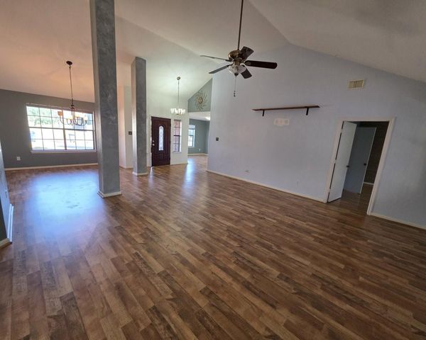 2571 Pinehurst Drive, West Columbia, TX 77486