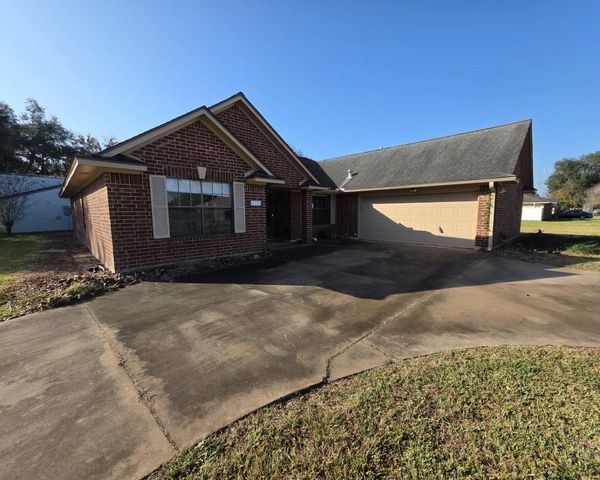 2571 Pinehurst Drive, West Columbia, TX 77486