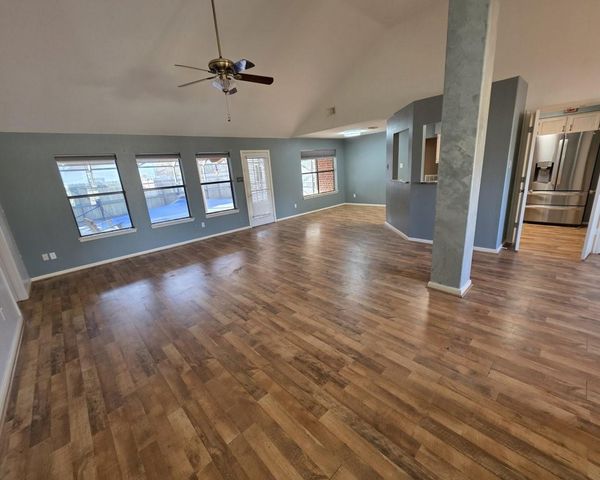 2571 Pinehurst Drive, West Columbia, TX 77486