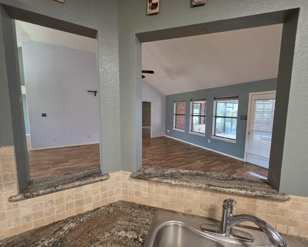 2571 Pinehurst Drive, West Columbia, TX 77486