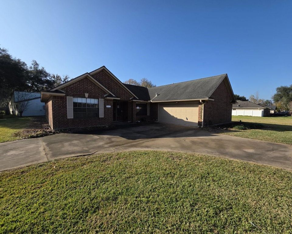 2571 Pinehurst Drive, West Columbia, TX 77486