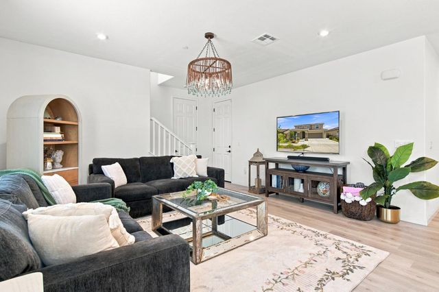 547 Estancia St, Lathrop, CA 95330