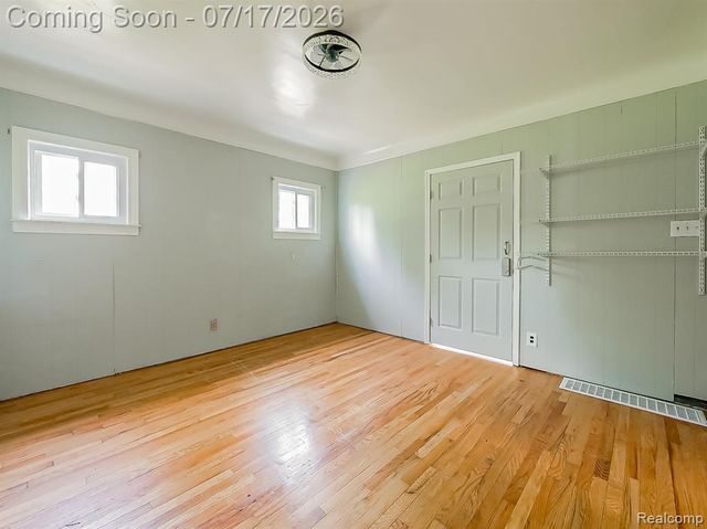 24850 W 9 Mile Road, Southfield, MI 48033