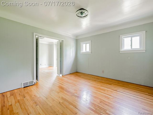 24850 W 9 Mile Road, Southfield, MI 48033