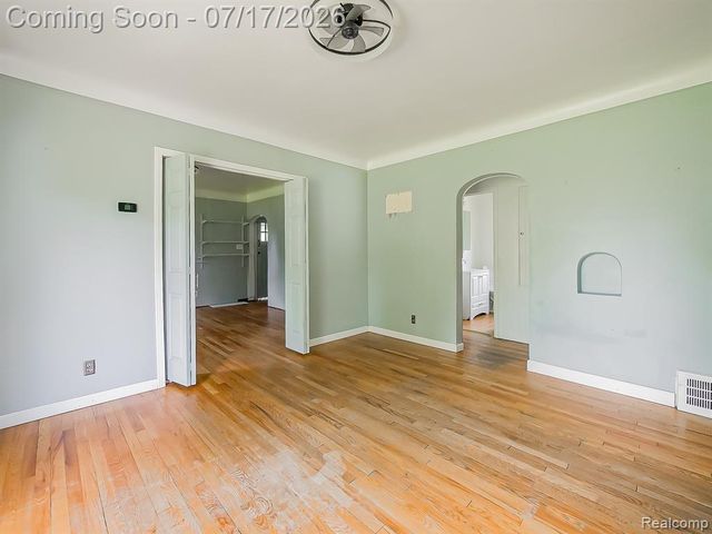 24850 W 9 Mile Road, Southfield, MI 48033