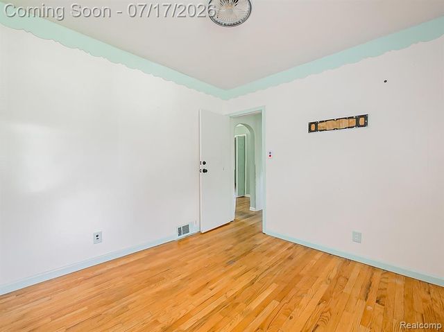 24850 W 9 Mile Road, Southfield, MI 48033