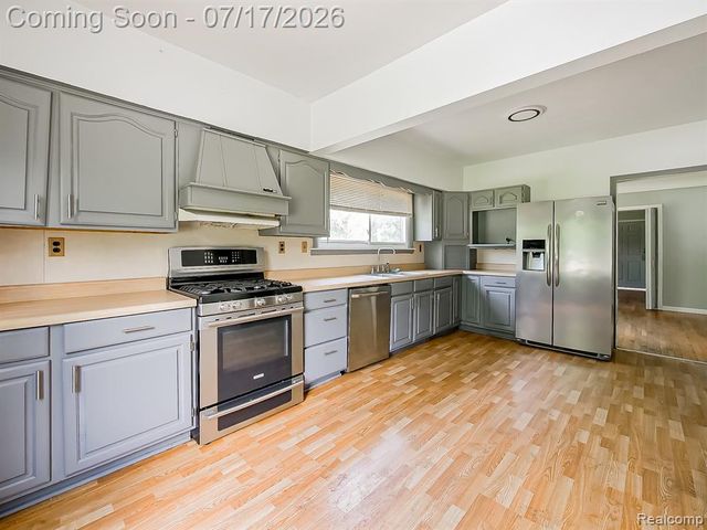 24850 W 9 Mile Road, Southfield, MI 48033