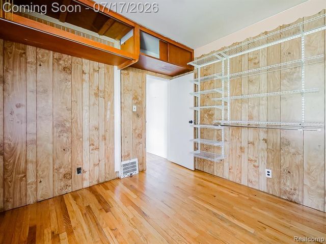 24850 W 9 Mile Road, Southfield, MI 48033