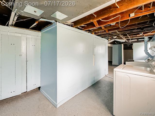 24850 W 9 Mile Road, Southfield, MI 48033
