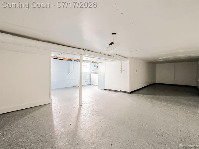 24850 W 9 Mile Road, Southfield, MI 48033