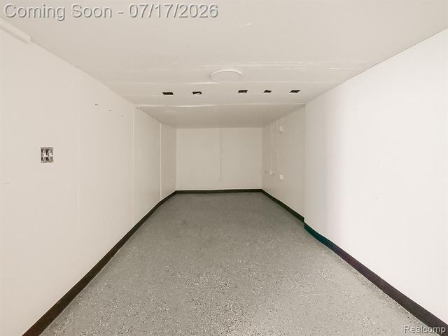 24850 W 9 Mile Road, Southfield, MI 48033